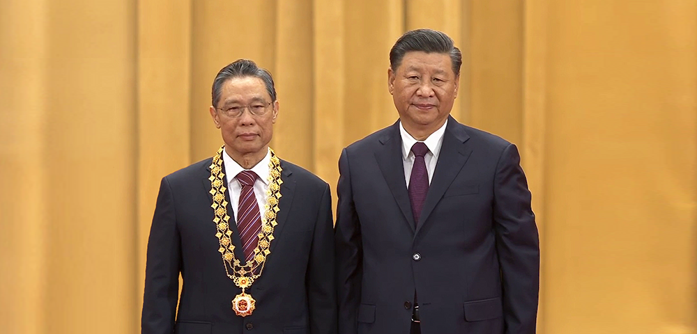 President Xi Presents the Medal of the Republic to Academician Zhong NanShan